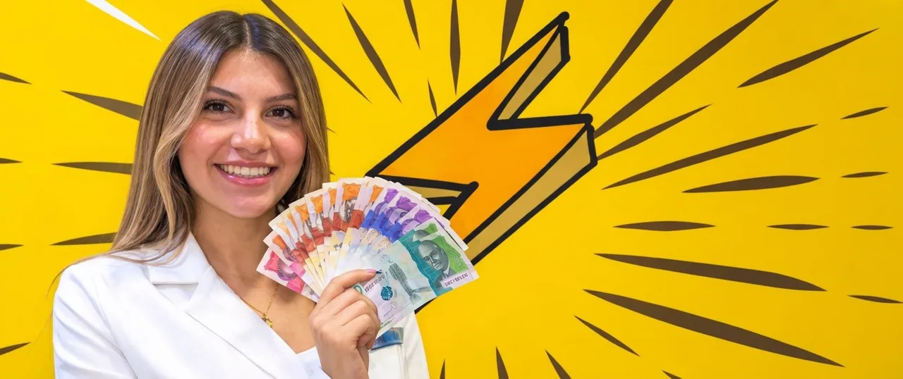 Mujer feliz con dinero en la mano: préstamos rápidos en Colombia con Rayo