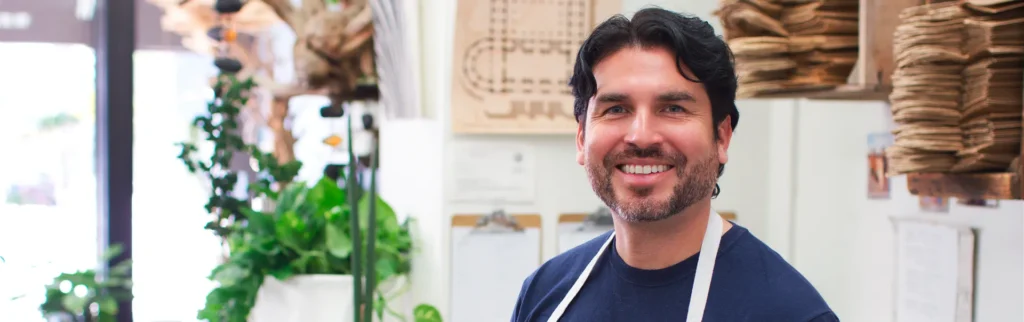 Hombre en su negocio feliz con su cupo crddito